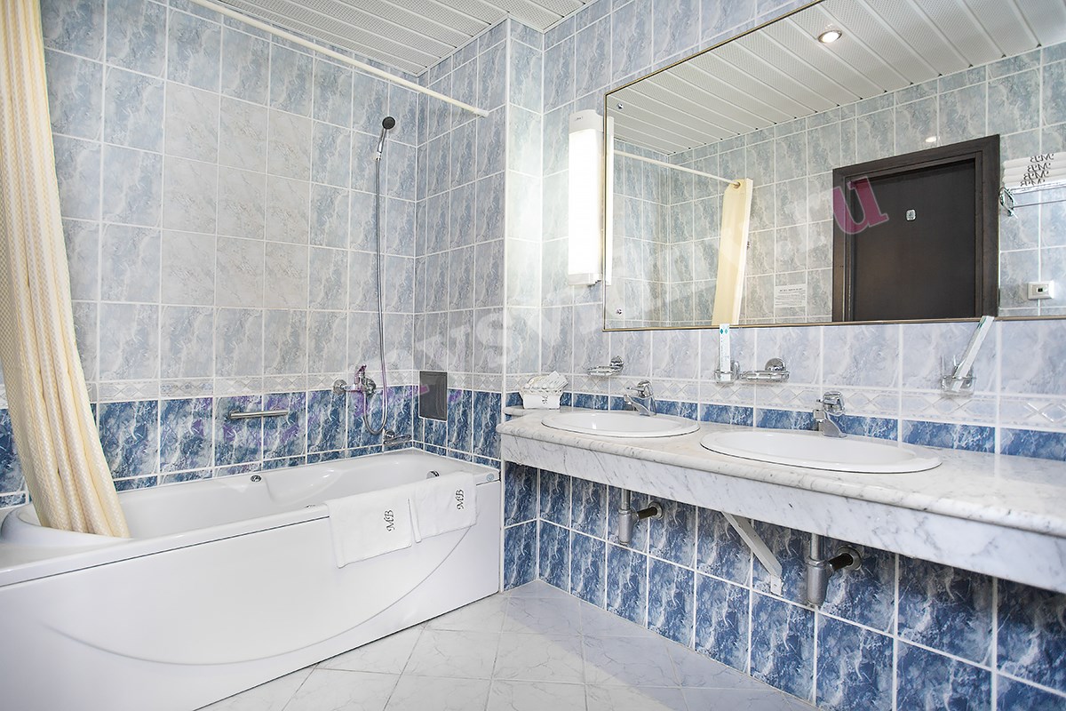 Люкс семейный 2-комнатный (Салют) в AZIMUT Здоровье Мыс Видный