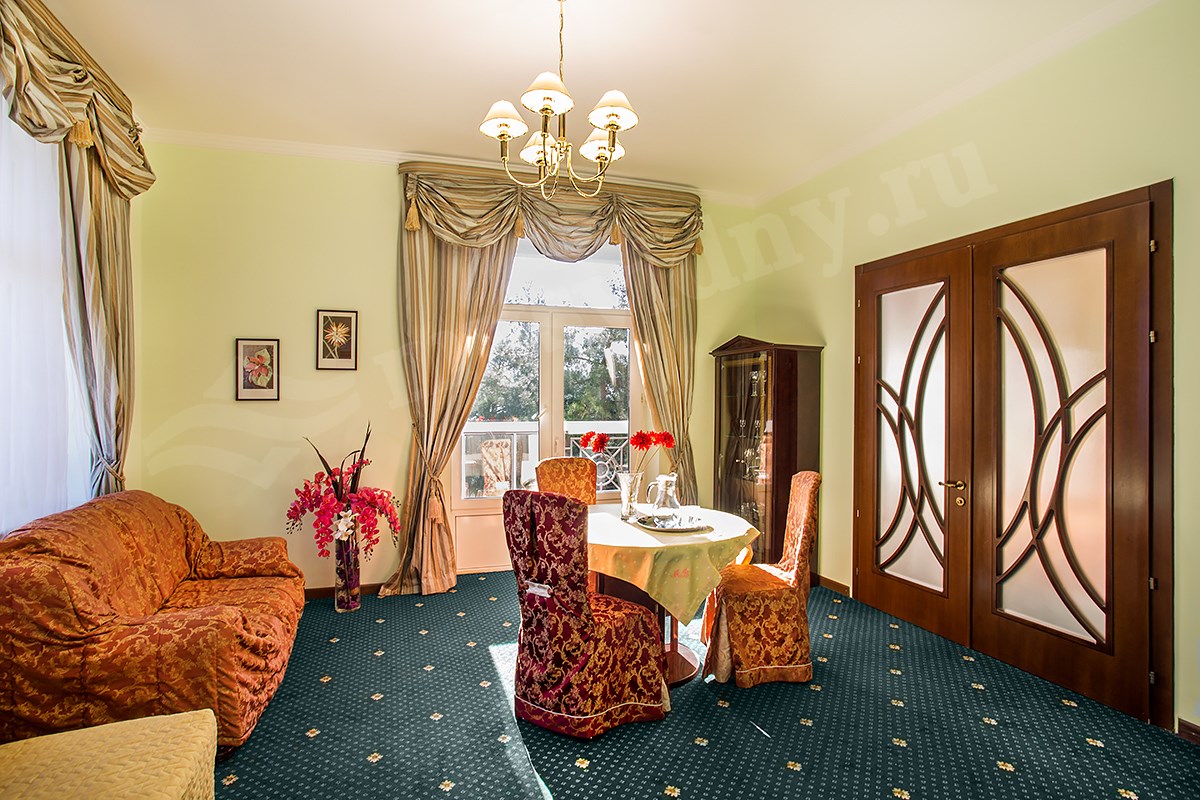 Люкс семейный 2-комнатный (Салют) в AZIMUT Здоровье Мыс Видный