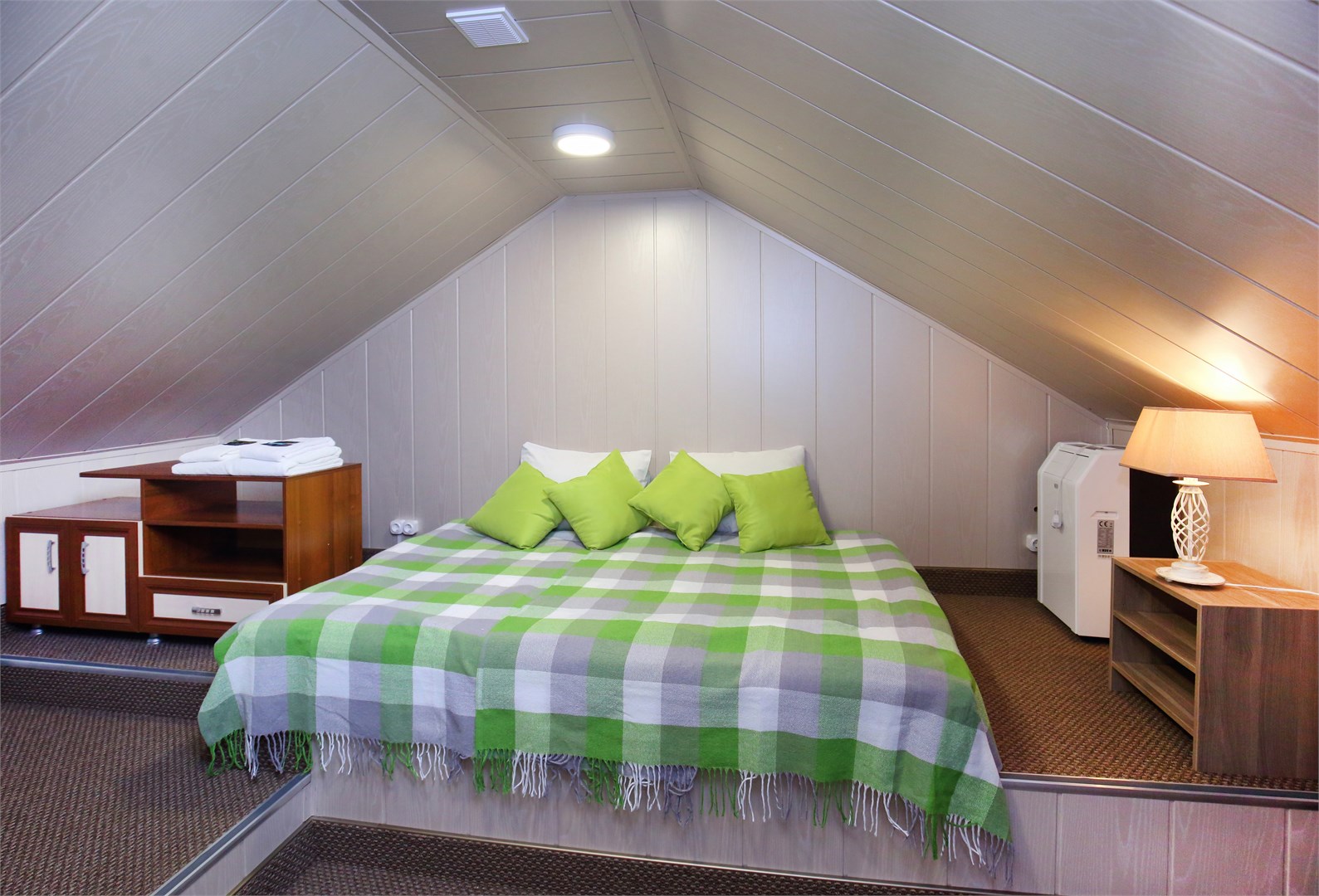 1 категория (Четырех-местный номер с отдельным входом, мансарда) в Николин парк