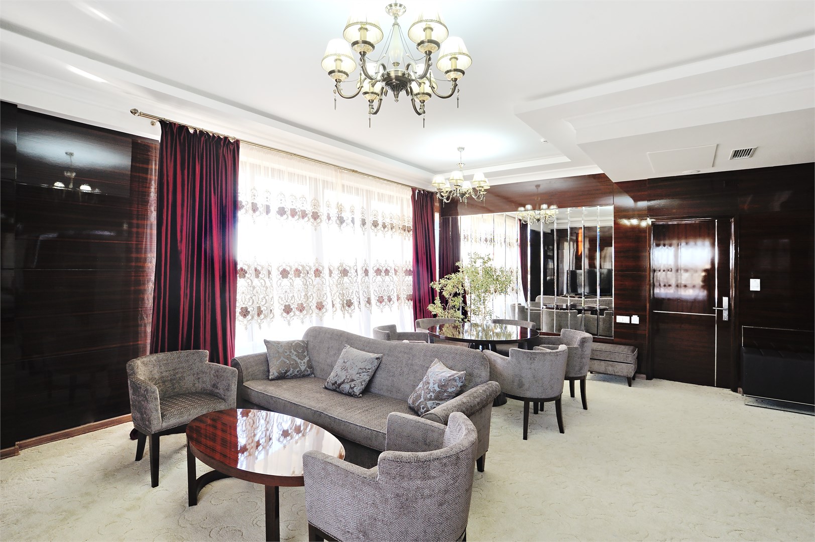 Президентский в Royal hotel Riz