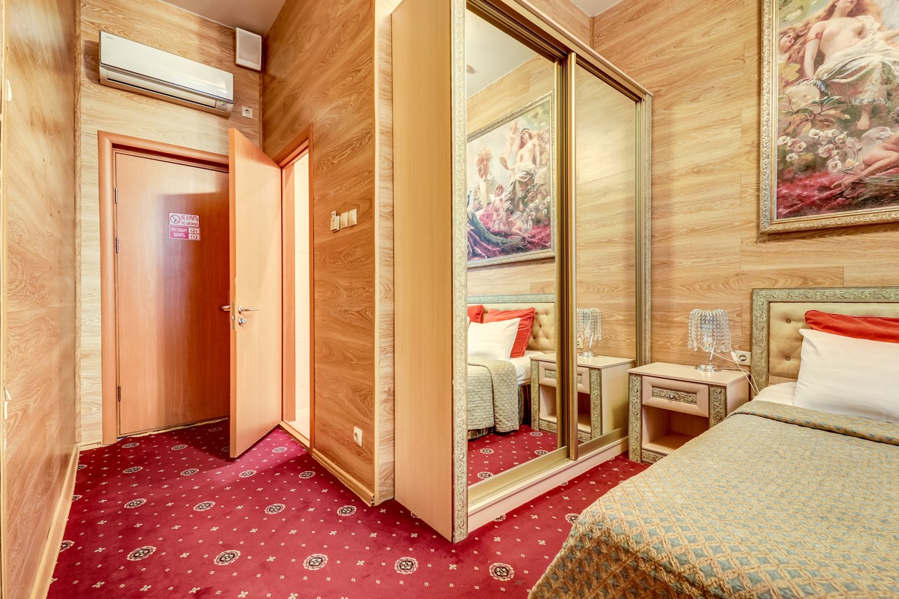 Стандарт с  двуспальной кроватью в Azimut Отель Дербеневская Москва