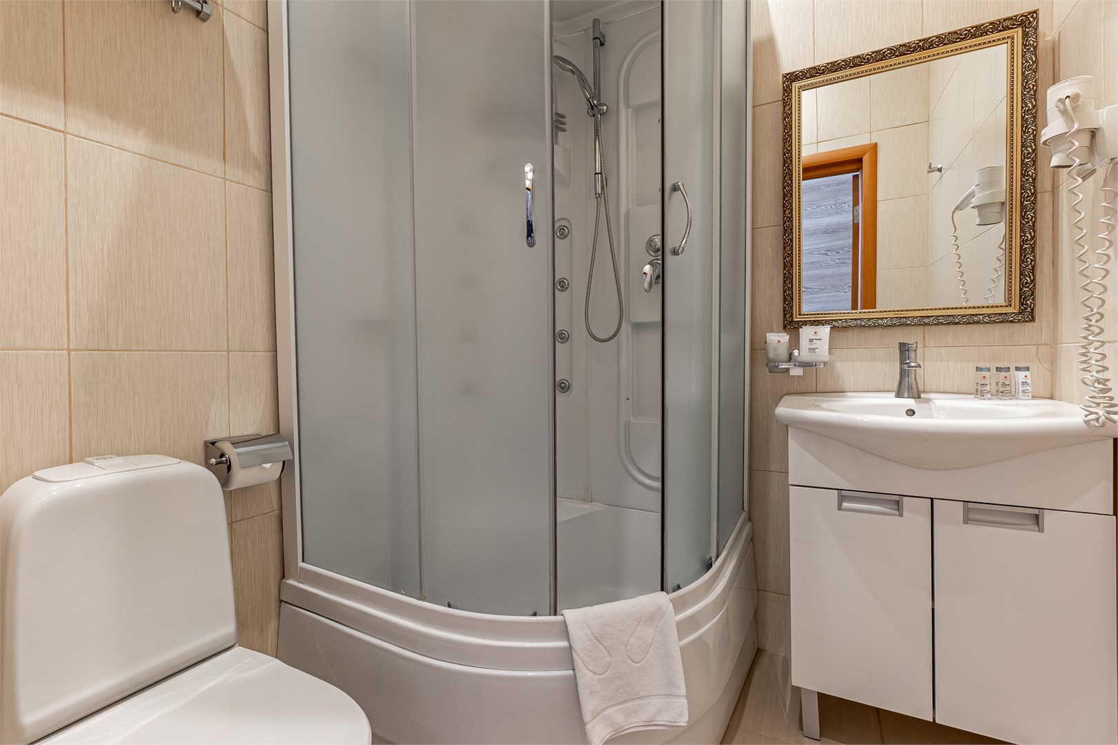 Стандарт с  двуспальной кроватью в Azimut Отель Дербеневская Москва