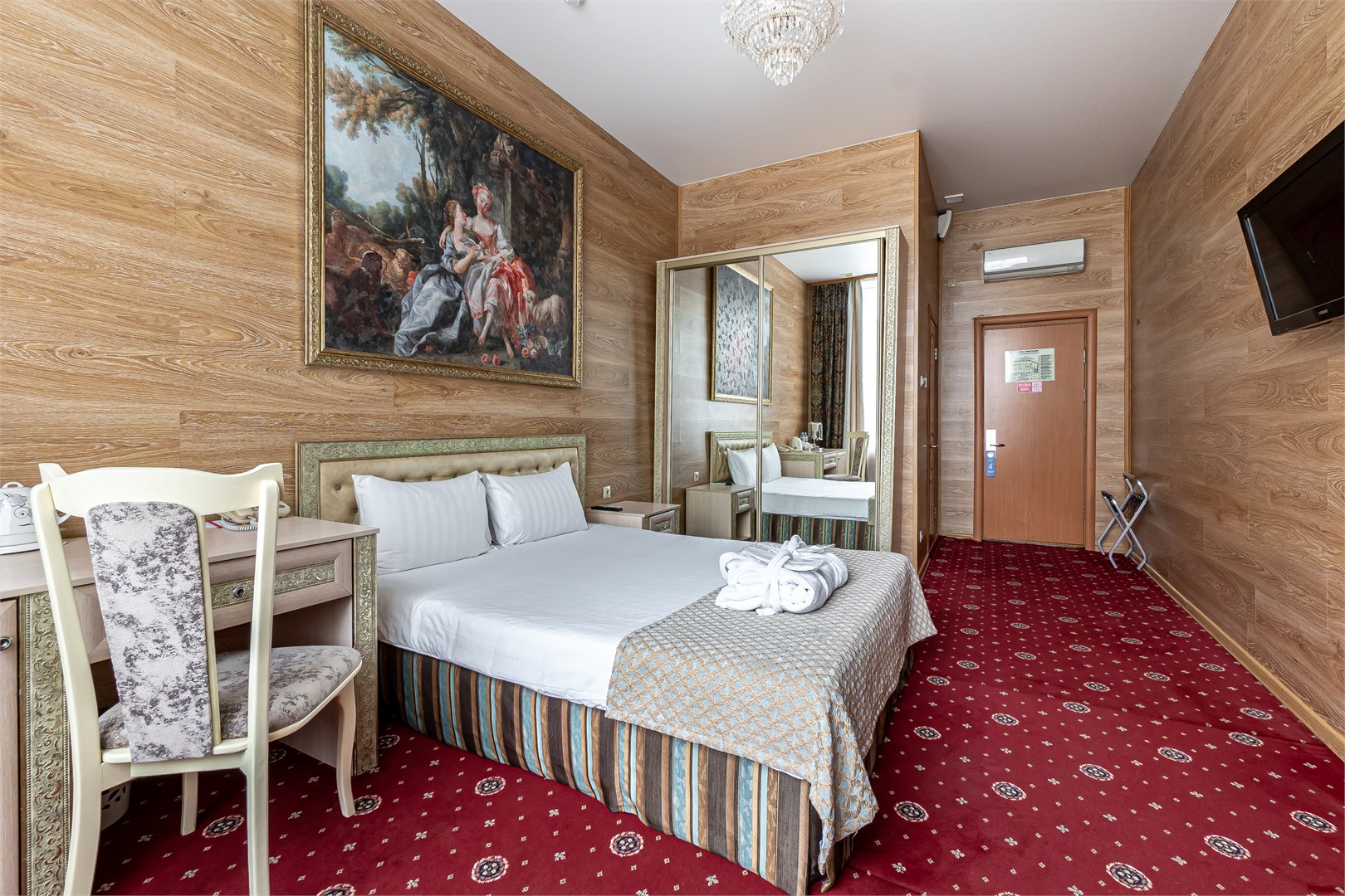 Супериор с одной большой кроватью в Azimut Отель Дербеневская Москва