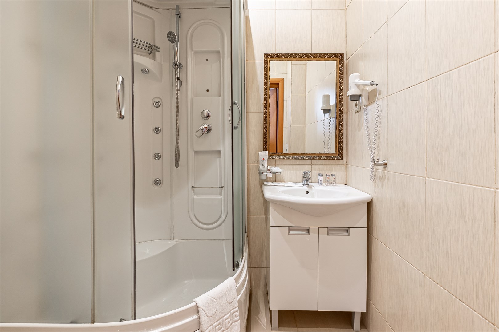 Супериор с одной большой кроватью в Azimut Отель Дербеневская Москва