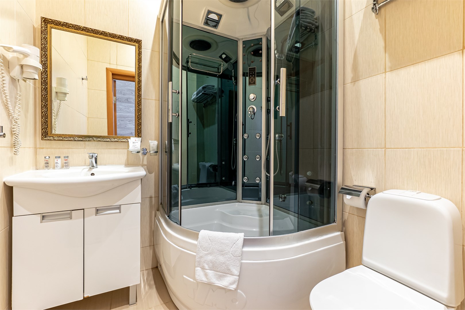 Супериор с двумя раздельными кроватями в Azimut Отель Дербеневская Москва