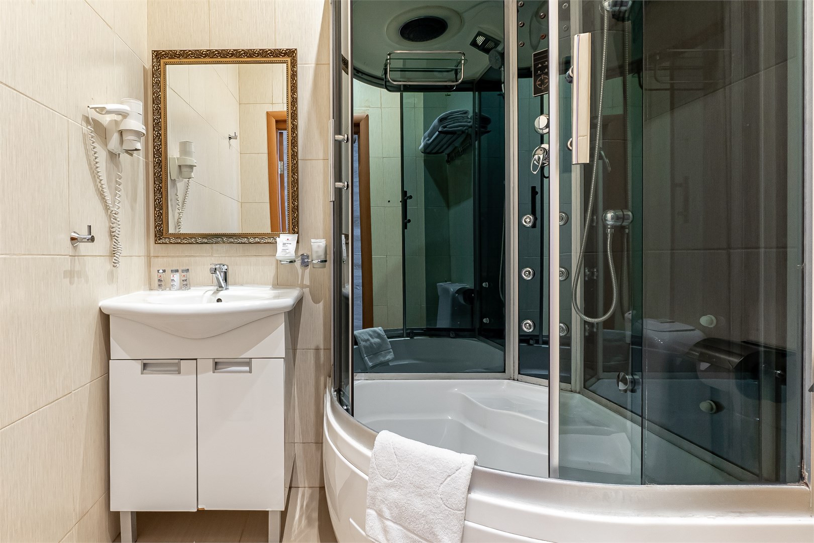 Супериор с двумя раздельными кроватями в Azimut Отель Дербеневская Москва