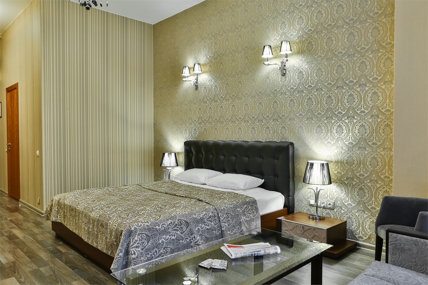 Большая комната с дополнительной мягкой мебелью в Аллегро на Лиговском