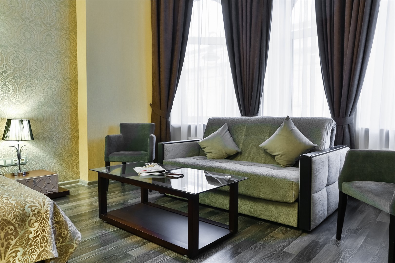 Большая комната с дополнительной мягкой мебелью в Аллегро на Лиговском