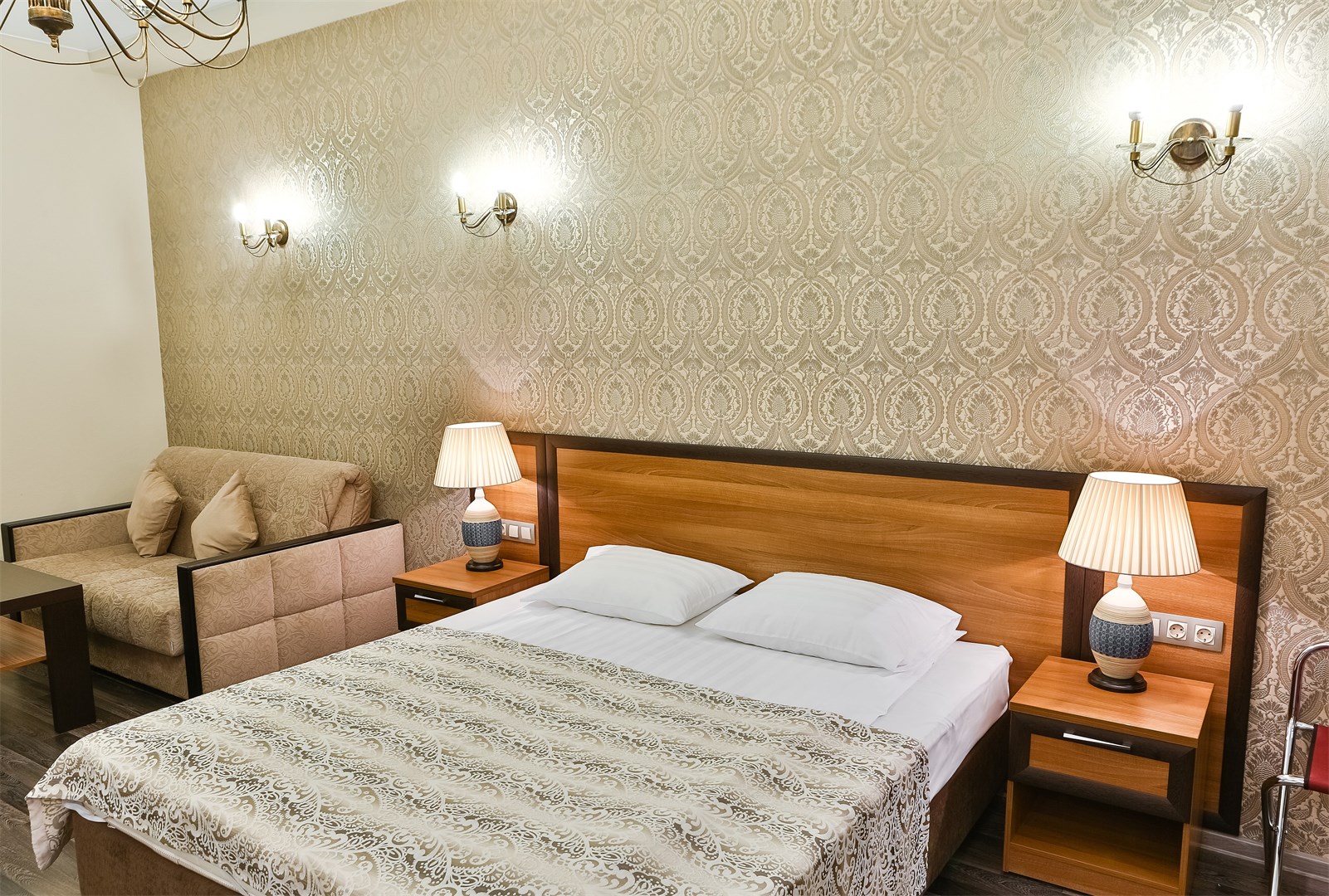 Большая комната с дополнительной мягкой мебелью в Аллегро на Лиговском