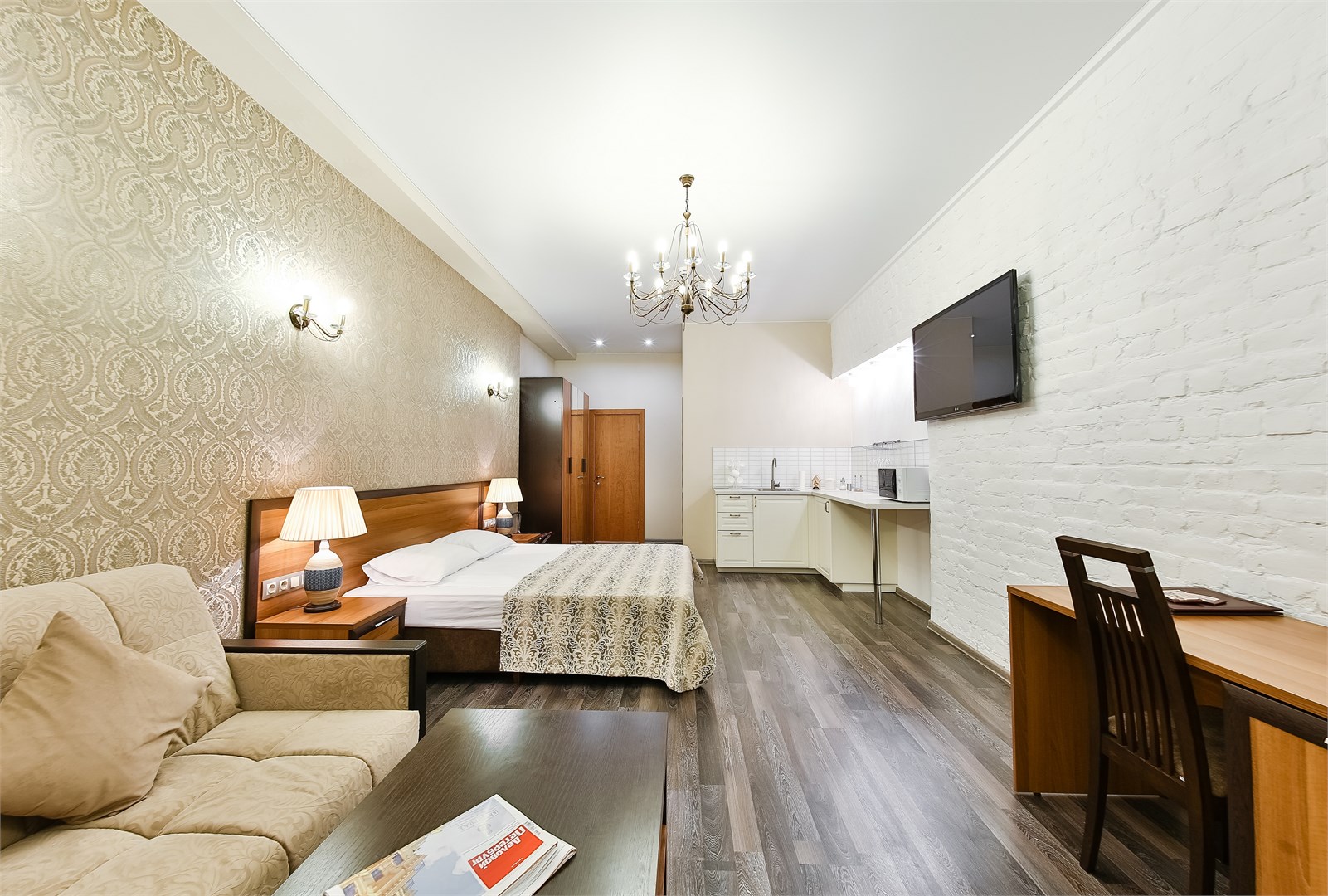 Большая комната с дополнительной мягкой мебелью в Аллегро на Лиговском