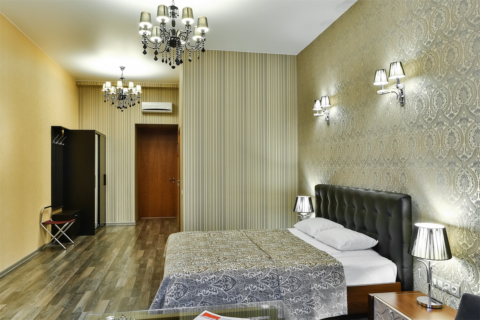 Большая комната с дополнительной мягкой мебелью в Аллегро на Лиговском