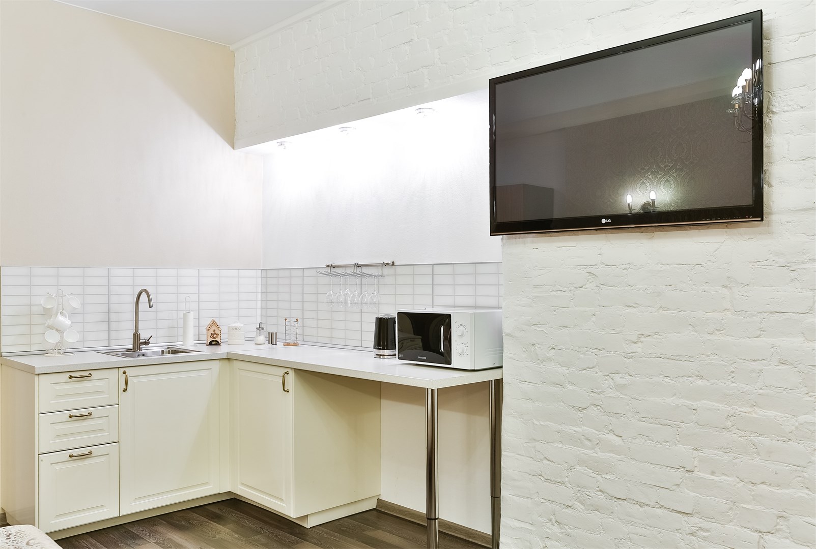 Большая комната с дополнительной мягкой мебелью в Аллегро на Лиговском