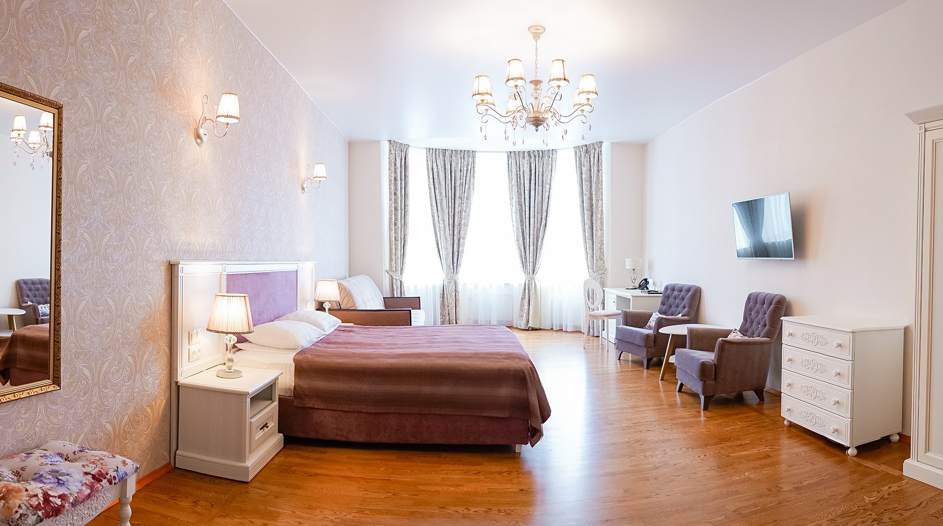 Большая комната с дополнительной мягкой мебелью в Аллегро на Лиговском