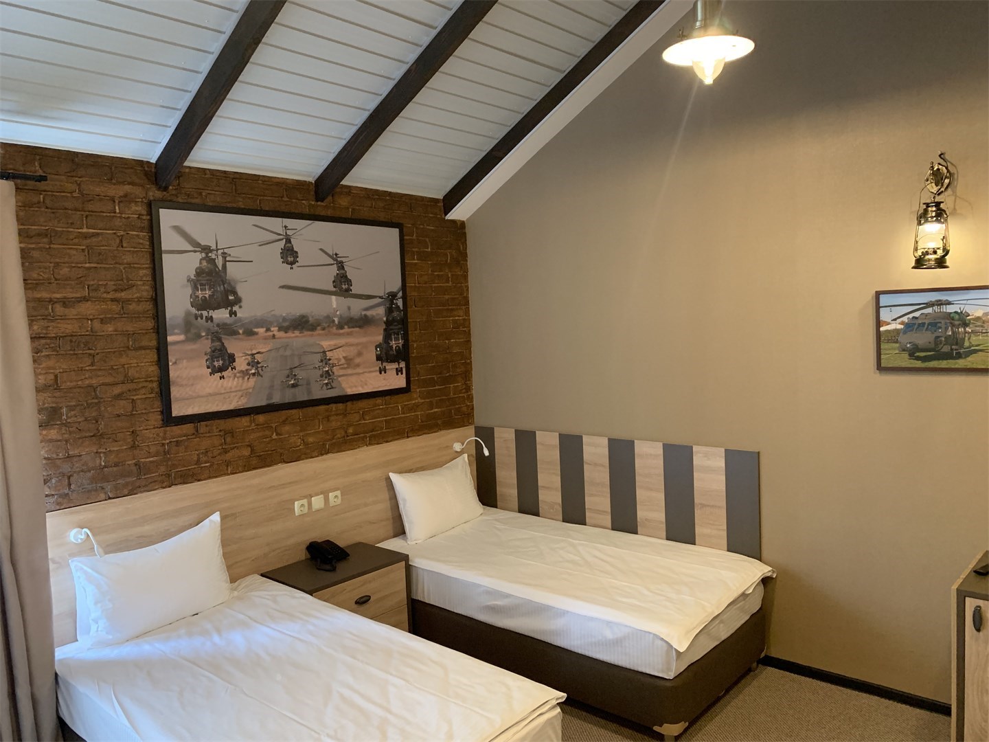 Большой двухместный номер с двумя отдельными кроватями в Авиатор